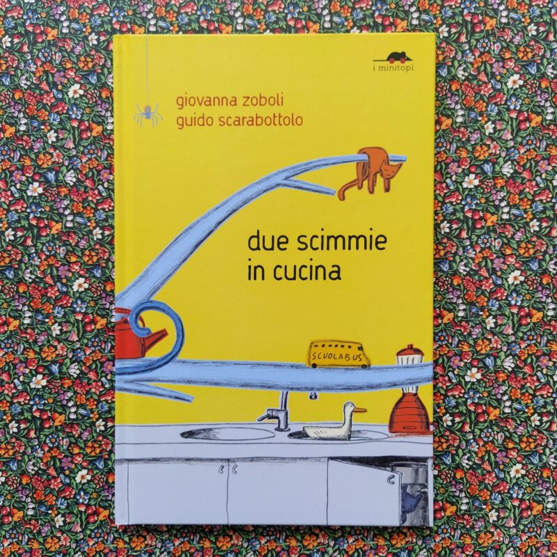 Due scimmie in cucina