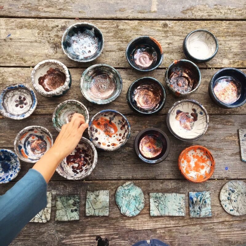 Solo la giungla lo sa. Weekend residenziale di ceramica raku e libri illustrati