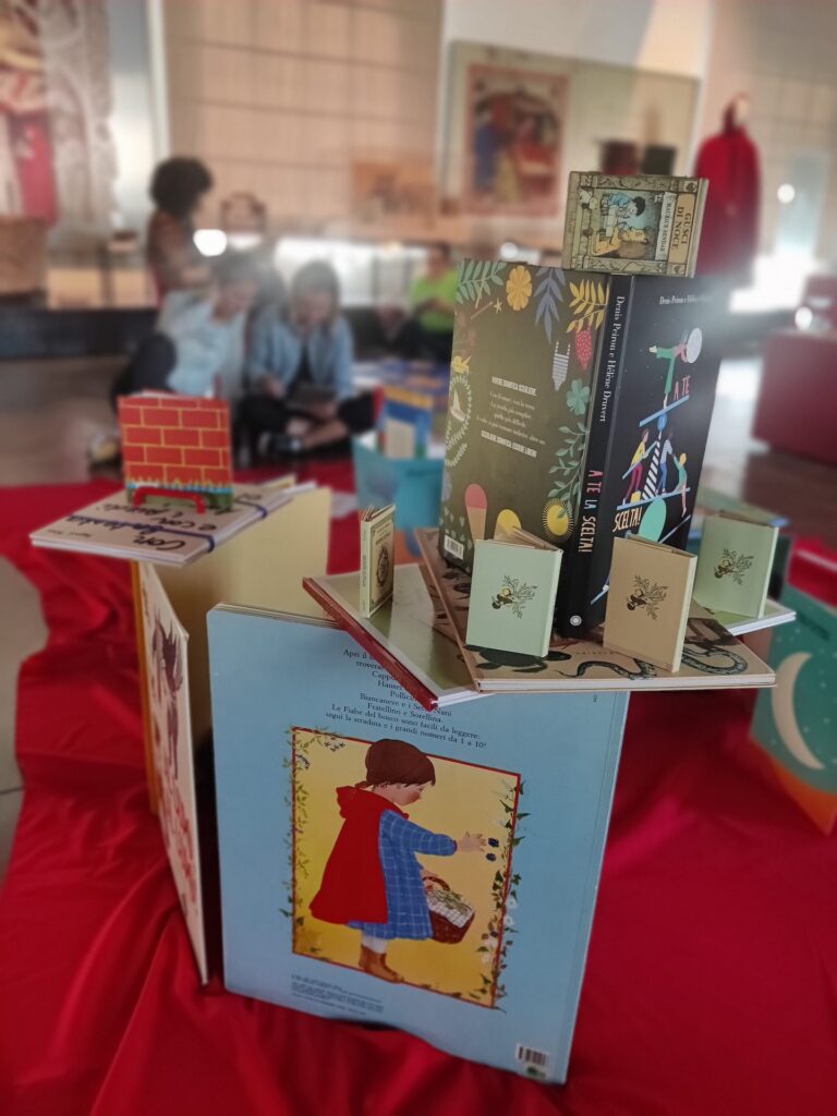 Cartoline da Bologna e Prato di libri