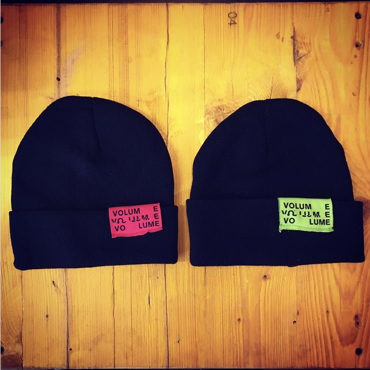 VOLUM E / BEANIE black